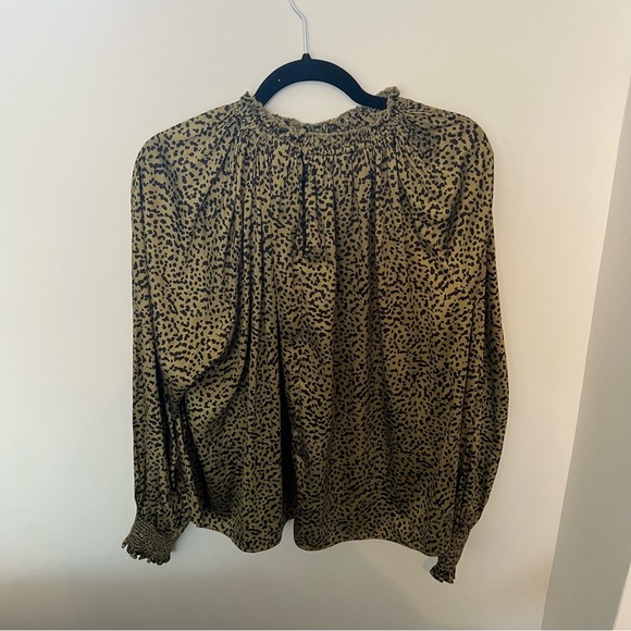 H&M sz 10 green and black subtle animal print blouse. Perfect for the office! - Picture 4 of 7